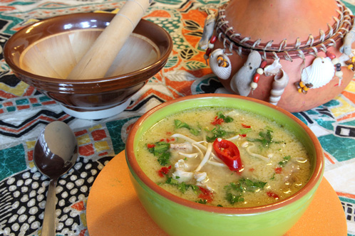 Deze soep is een variant op Pinda Bravoe, een pittige Surinaamse soep van pindakaas, kippenbouillon en zoutvlees.